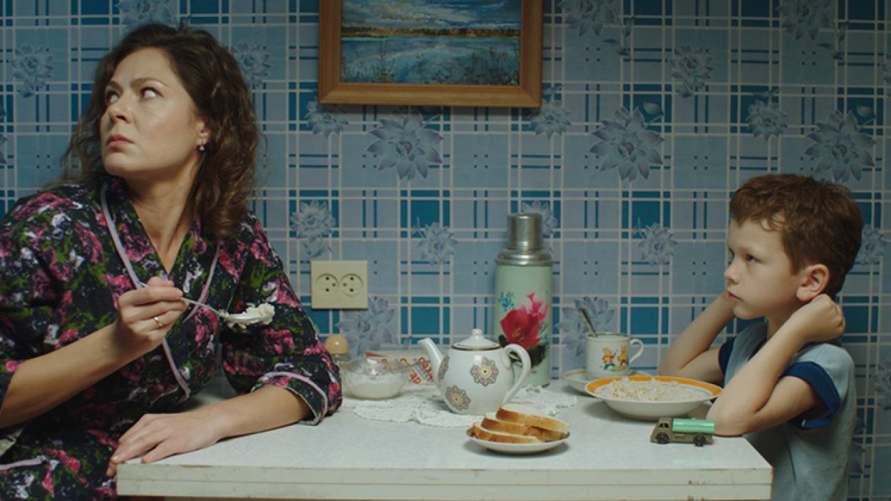 Отец в современном воспитании: что сериал 'Батя' говорит о семейных отношениях.